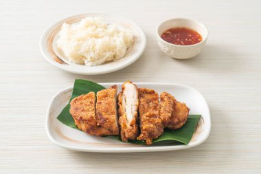 Yapışkan pirinç ve baharatlı tatlı soslu kızarmış tavuk.