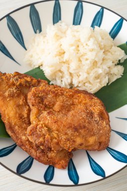 Yapışkan pirinç ve baharatlı tatlı soslu kızarmış tavuk.