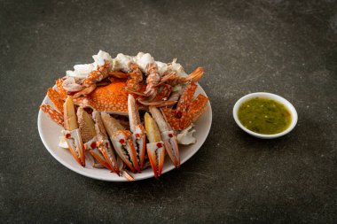 Baharatlı deniz ürünleri soslu haşlanmış mavi yengeç. Deniz ürünleri tarzı.