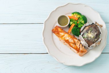 Fırında patates ve sebzeli ızgara somon bifteği.