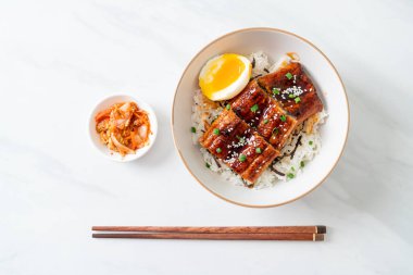 Yılan balığı pirinç kasesi veya unagi pirinç kasesi - Japon yemek tarzı.