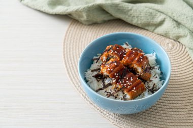 Yılan balığı pirinç kasesi veya unagi pirinç kasesi - Japon yemek tarzı.