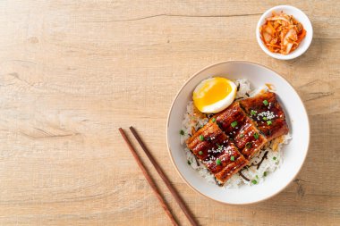 Yılan balığı pirinç kasesi veya unagi pirinç kasesi - Japon yemek tarzı.