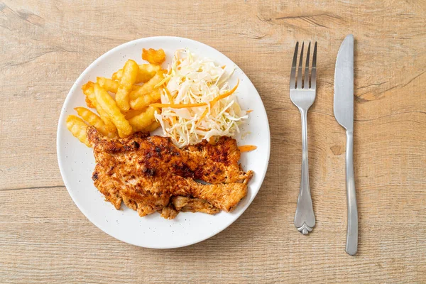 Churrasco Picante Grelhado Bife Frango Com Batatas Fritas — Fotografia de Stock