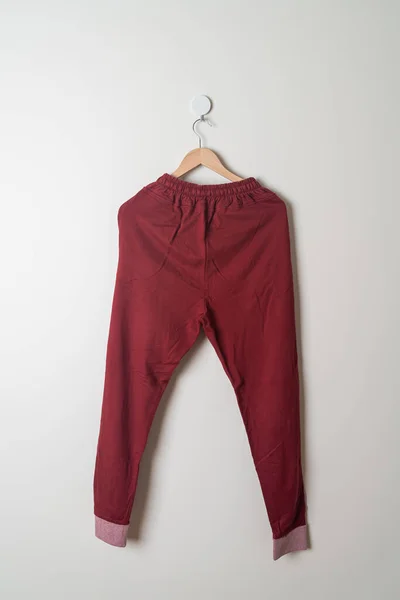 Pantaloni Della Tuta Pantaloni Jogger Appesi Con Appendino Legno Parete — Foto Stock