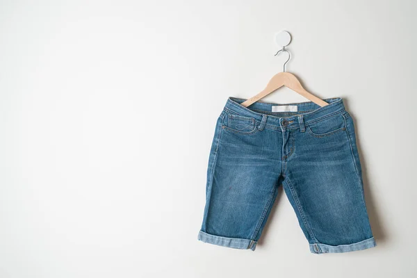 Korte Broek Jeans Opknoping Met Houten Hanger Aan Muur — Stockfoto