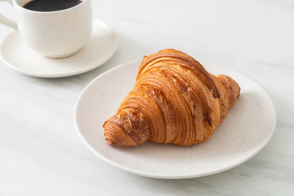 Frisches Croissant Auf Weißem Teller Mit Schwarzem Kaffee — Stockfoto