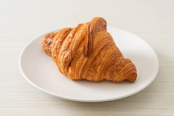 Frisches Croissant Auf Weißem Teller Mit Schwarzem Kaffee — Stockfoto