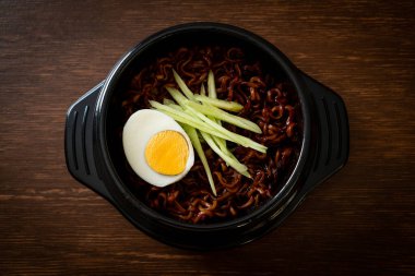 Kore fasulye soslu Anında Erişte salatalık ve haşlanmış yumurta (Jajangmyeon veya Jjajangmyeon) - Kore yemek tarzı