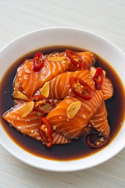 Shoyu soslu taze somon ya da soya soslu.
