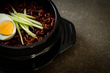 Kore fasulye soslu Anında Erişte salatalık ve haşlanmış yumurta (Jajangmyeon veya Jjajangmyeon) - Kore yemek tarzı