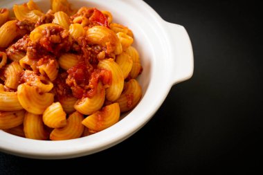 Domates soslu makarna ve kıymalı domuz eti, Amerikan usulü pirzola, Amerikan usulü gulaş.