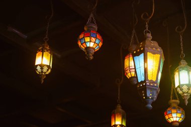 Güzel ve klasik asılı lamba - seçici ve yumuşak odak noktası