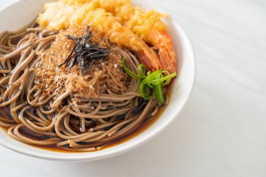 Japon eriştesi ve karides tempura - Asya yemeği tarzı.