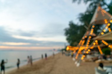 Arka planda bokeh ışığı olan soyut bulanık plaj kafe restoranı