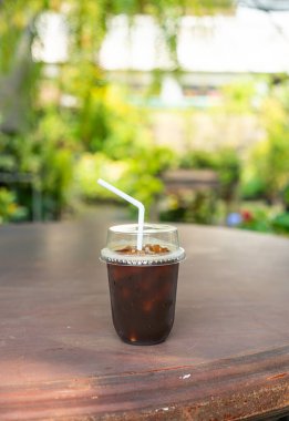 Buzlu sade kahve ya da paket bardakta Americano kahvesi.