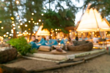 Arka planda bokeh ışığı olan soyut bulanık plaj kafe restoranı