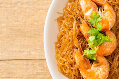 Güveçte veya fırında karides ve cam erişte veya vermicelli karides.