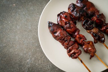 Izakaya usulü ızgara tavuk ciğeri şiş yakitori. Asya usulü.