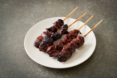 Izakaya usulü ızgara tavuk ciğeri şiş yakitori. Asya usulü.