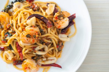 Baharatlı spagetti, karides, kalamar ve biberli kızarmış spagetti.