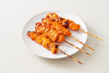 Izakaya usulü ızgara tavuk şiş yakitori servis edilir. Asya usulü.