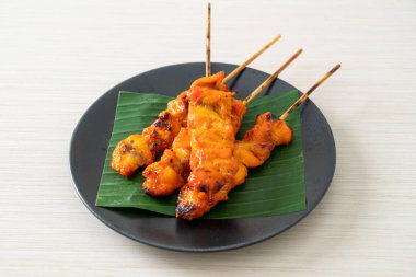 Izgara tavuk şişi - Asya sokak yemeği tarzı