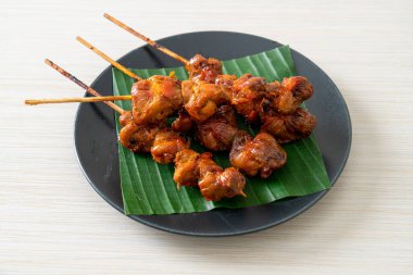 Izgara tavuk şişi, Asya sokak yemeği tarzı.