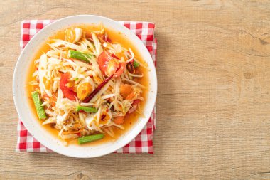 Som Tum - Tayland baharatlı yeşil papaya salatası ve tuzlu yumurta - Asya yemeği tarzı