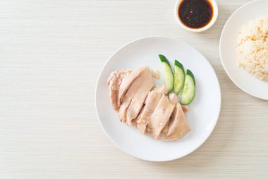 Tavuklu pilav ya da tavuk çorbası ile buğulanmış pirinç - Asya yemeği tarzı.