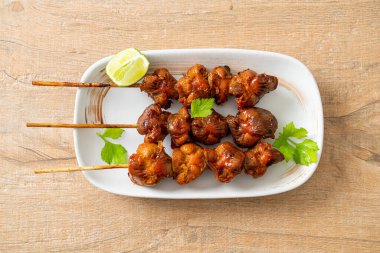 Izgara tavuk şişi. Tabakta baharat ve şifalı otlar var.