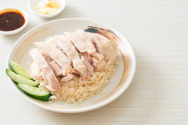 Tavuklu pilav ya da tavuk çorbası ile buğulanmış pirinç - Asya yemeği tarzı.