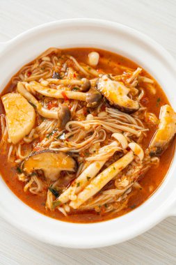 Tom Yum Çorbası ile karıştırılmış Baharatlı Mantar - Vejetaryen yemek tarzı