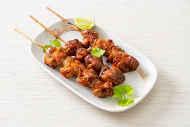 Izgara tavuk şişi. Tabakta baharat ve şifalı otlar var.