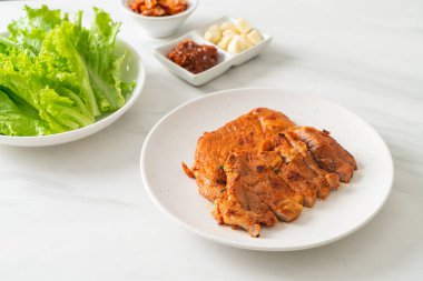 Kore usulü salamura edilmiş domuz eti sosu. Sebze ve kimchi ile birlikte. Kore usulü.