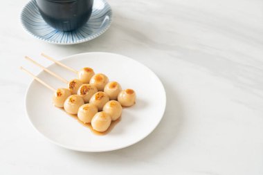 Mitarashi dango. Japon usulü soya soslu hamur tatlısı.
