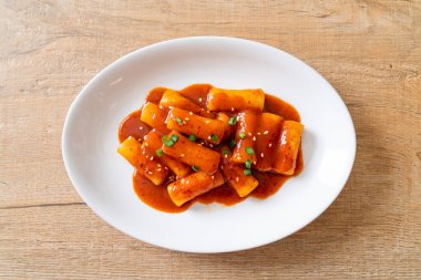 Baharatlı soslu Kore pirinç keki çubuğu (Tteokbokki) - Kore yemeği tarzı