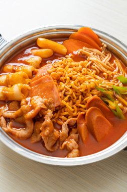 Budae Jjigae ya da Budaejjigae (ordu yahnisi ya da ordu üssü). Kimchi, konserve jambon, sosis, ramen eriştesi ve çok daha popüler Kore usulü sıcak yemek ile dolu.