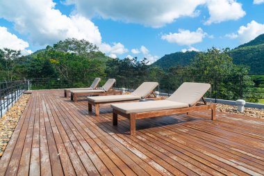 Dağ tepeli güneş yatağı ve güneş banyosu için mavi gökyüzü arka planı