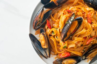 Midyeli, midyeli ve domates soslu spagetti, İtalyan yemeği tarzı.