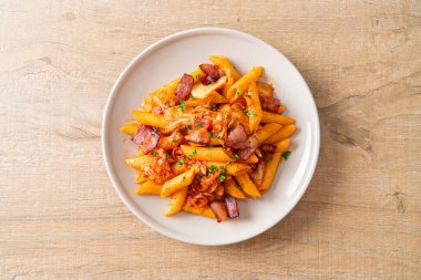 Kızarmış makarna, kimchi ve pastırma. Füzyon yiyecekler.