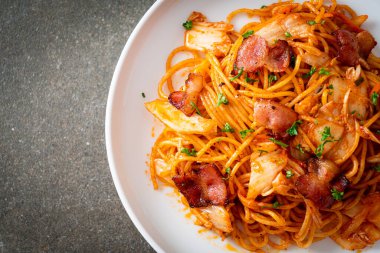 Kızarmış spagetti, kimchi ve pastırma. Füzyon yemek stili.
