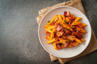 Kızarmış makarna, kimchi ve pastırma. Füzyon yiyecekler.