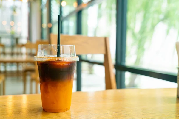 咖啡店咖啡桌上放着冰黑咖啡和橙汁杯 — 图库照片