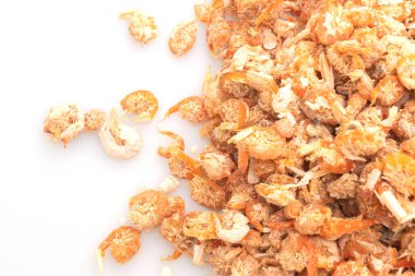 Beyaz arka planda izole edilmiş kurutulmuş karides veya kurutulmuş tuzlu karides.