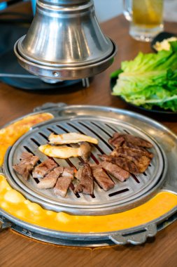 Kore usulü ızgara domuz eti ve sığır eti veya Kore barbeküsü.