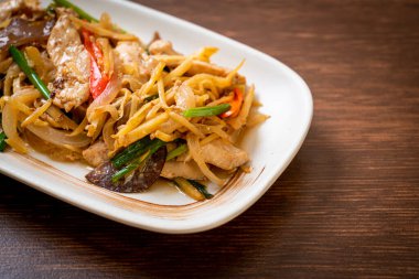 Zencefilli kızarmış tavuk. Asya usulü.