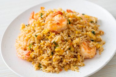 Tayland usulü ev yapımı kızarmış karides. Asya usulü.