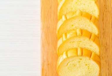 Tahtada dilimlenmiş patates ekmeği.