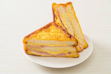 Beyaz tabakta ev yapımı jambonlu peynir.